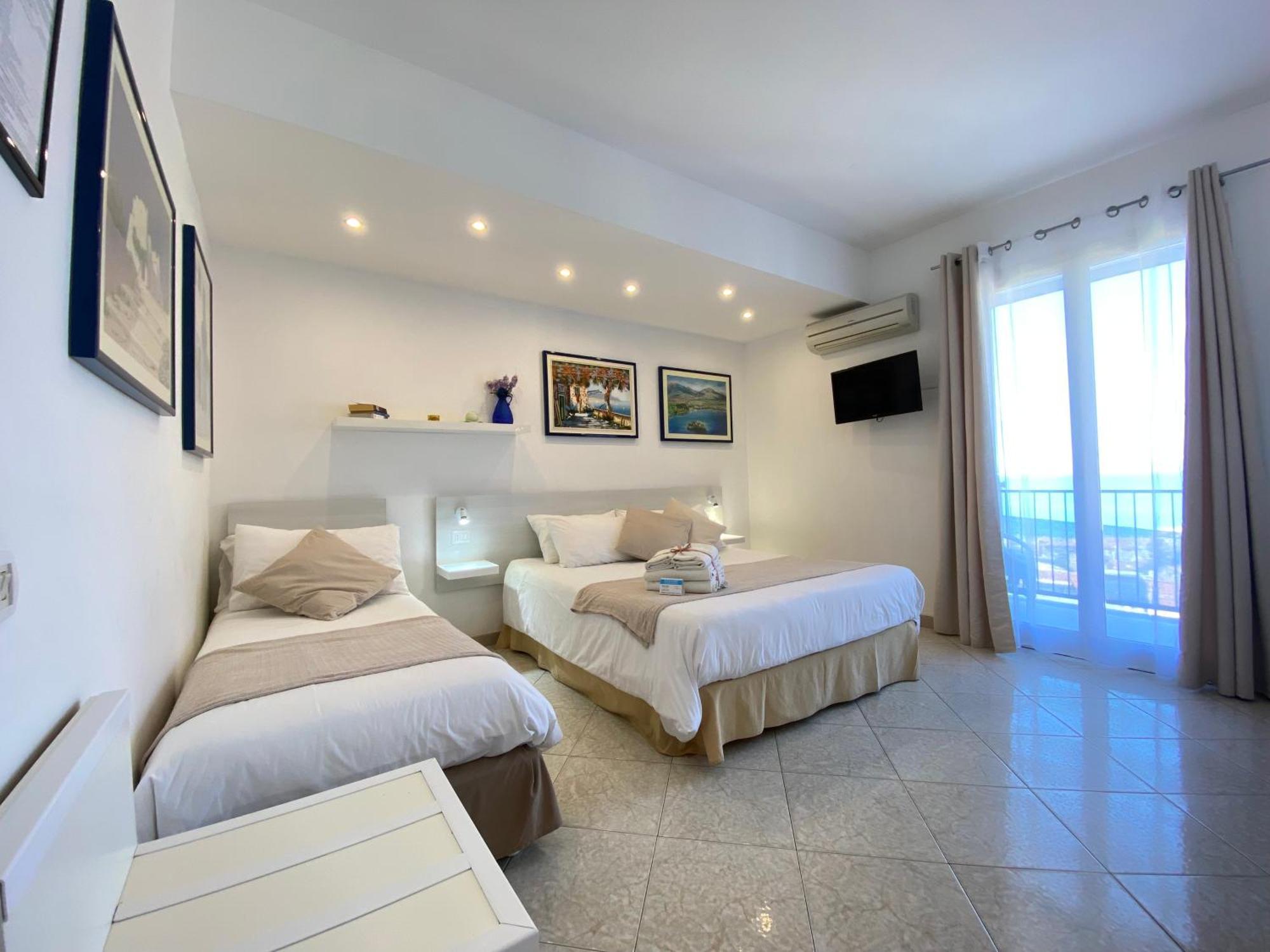 Ma&Mi Guest House Чефалу Стая снимка